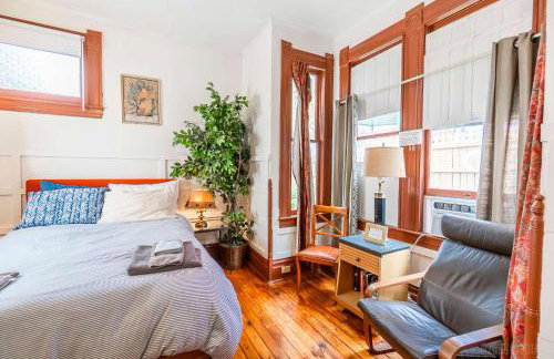 Step Back in Time Charming Victorian with Modern Amenities - Foto 16