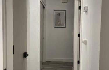 Entire Modern House with King bed & 65inTV - Foto 8