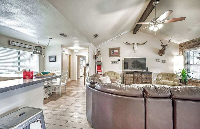 Kerrville Hidden Gem With Firepit and Grill - Great Location - Foto 13