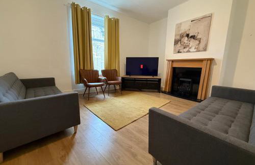 Central 3BR Home - Huddersfield Serviced Accomodation - Walk to Station & Town - Business Travellers - Families - Students - Photo 39