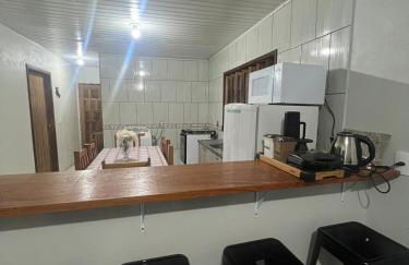 Casa inteira em terreno individual, pet friendly, vaga para 3 carros, wifi, home office - Foto 2