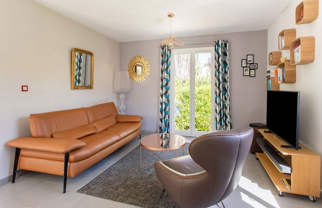 Beautiful Holiday Home With Swimming Pool - Photo 18