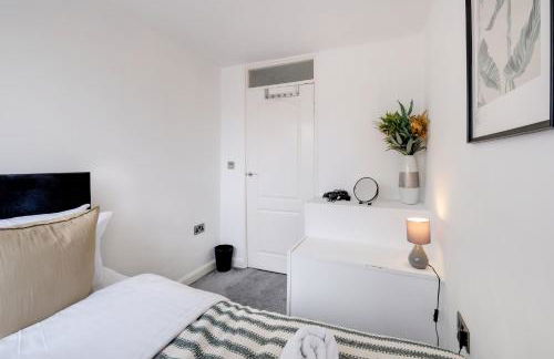 Elegant 5 Bed Home with Garden & Parking - Slough - Foto 7