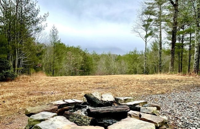 Perfectly private! Hot tub, king sized bed, grill, washer/dryer, and motorcycle friendly! Studio Cabin by RedAwning - Foto 23