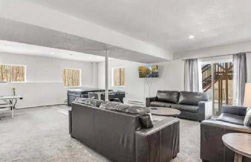 Spacious Ski Chalet W Indoor Hotub & Sep Suite! - Foto 1