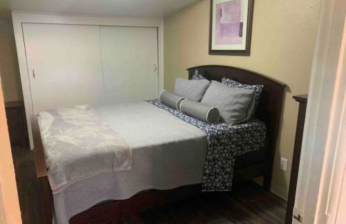 Cute 1 Bdrm Bungalow - New Flooring! - Foto 3