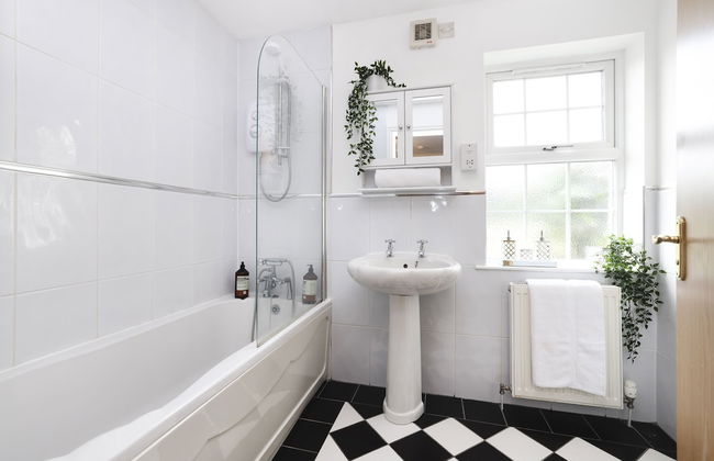 JOIVY Greenknowes Lodge With Hot Tub And Wood Burning Stove - Foto 33