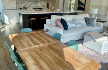 Designer Home w/ Lake Views+Walk to Downtown&Beach - Foto 9