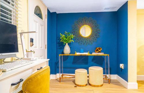 Tropical escape with fire pit near airport & stadium - Foto 20