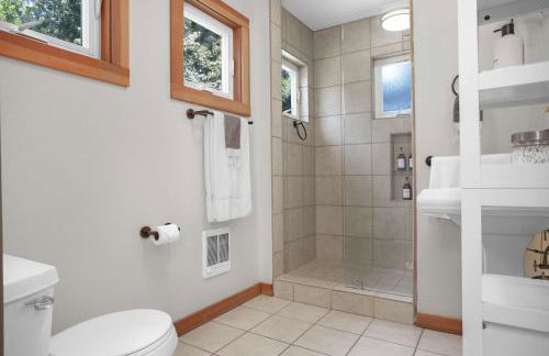 Serene Retreat with Hot Tub - Fire Pit - Deck - Foto 26