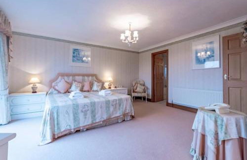 Tudor Style Seafront Home Sea Views Shoebury - Pass the Keys - Foto 20