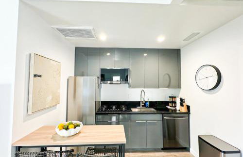 Sunny 1BR with Large Outdoor Lounge Space - SH4LAD - Foto 5