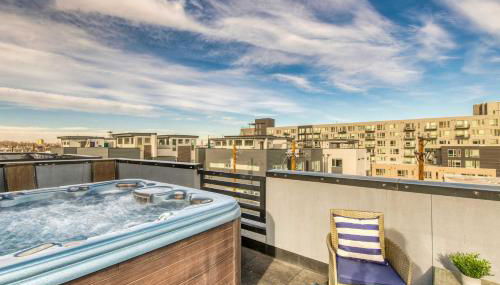 Walk to Empower Field Townhome with Hot Tub! - Foto 2