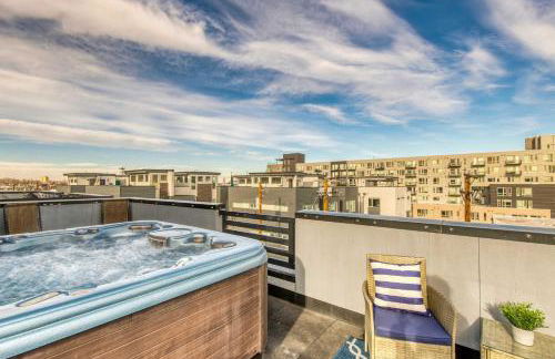 Walk to Empower Field Townhome with Hot Tub! - Foto 2