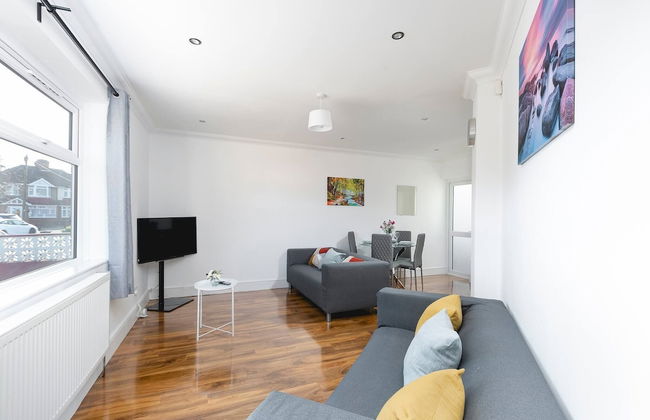 Skyvillion - Enfield 4bed House W Garden & Parking - Photo 29