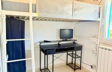 Azure Oasis with parking near the airport & beach - Foto 31