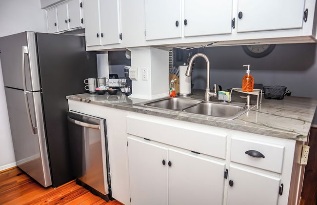 Downtown Cozy 2 BR Apt - 4min drive MardiGras Park - Photo 8