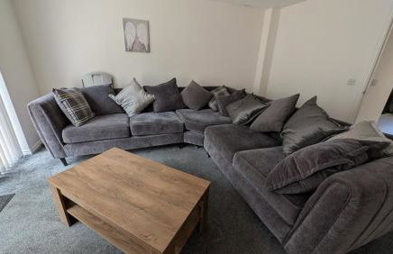 Large Modern House With Private Parking - Photo 40