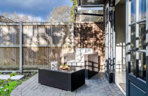 Cozy 3 Bedroom Terrace Cottage in Epsom - Photo 46