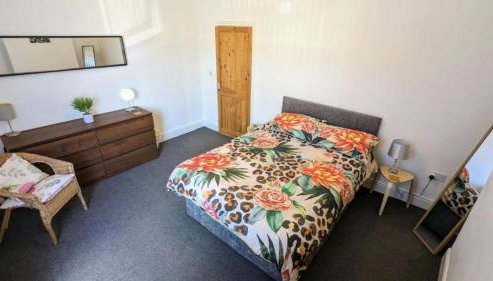 The Lawrence, Redcar - 2 Bedroom Victorian House - Free On-Street Permit Parking, Fast Wifi, Virgin TV - Perfect for Contractors, Families and Couples - Foto 2