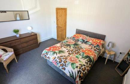 The Lawrence, Redcar - 2 Bedroom Victorian House - Free On-Street Permit Parking, Fast Wifi, Virgin TV - Perfect for Contractors, Families and Couples - Foto 2