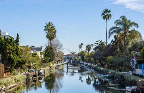 Venice Beach Lux Retreat Coastal Apartment Haven - Photo 21