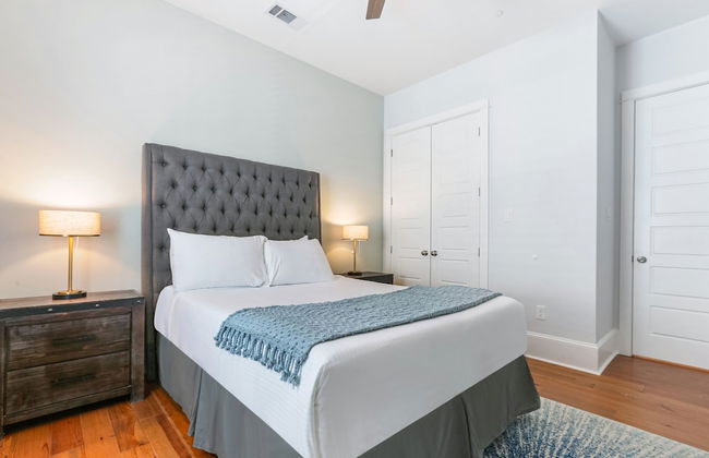 Modern 4 BR Condo with Balcony & Pool - Near FQ - Foto 9