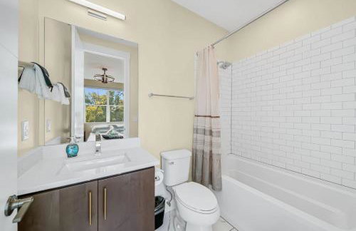 Modern 4-Story 3-BR Townhome with Rooftop Lounge - Foto 36