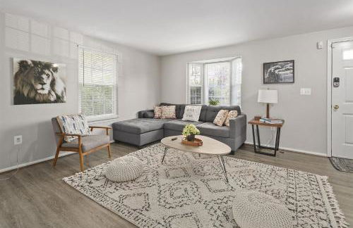 Luxury End Unit Townhome Just 40 Minutes from DC, Pet-Friendly, Privacy Fenced - Foto 1