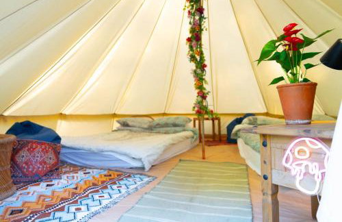 Wood Cabin & 4 Large Bell Tents - Hapus Hideaway - Foto 31