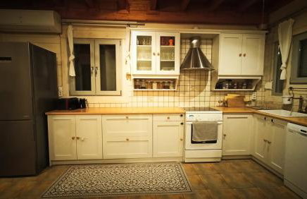 Farmhouse with pool minutes from beach - Photo 9