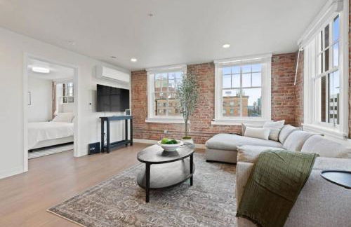 Spacious Apartment with King Beds - J and K on Main - Foto 11