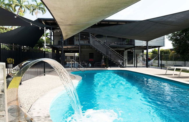 Rosewood Rustic Refuge Pool Outdoor Dining Backyard - Foto 3