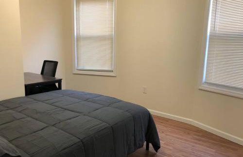 Large and private 3 bedroom and 1 bathroom apartment near Newark International Airport EWR and New York City, MetLife Stadium FIFA World Cup 20 minutes away - Foto 11