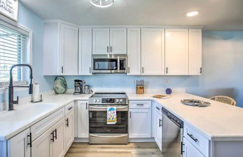 Coastal Oasis with Decks Walk to Holden Beach! - Foto 9