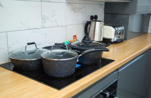 Bridge Court by Sterling Edge Apartments - Luxury Aparthotel - Stylish 1-bed Apartments - Balcony with Canal View or Private Garden - Free Parking - Foto 73