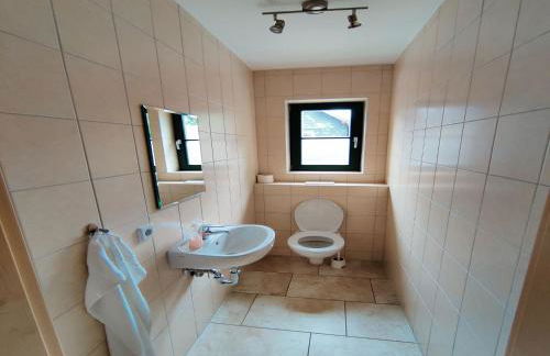 Spacious semi-detached house with wood stove located directly on the Rennsteig - Foto 34