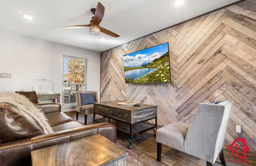 The Plaza - An Irvie Home w Summer Pool - Photo 7