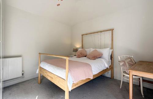 Historic Hampshire Cottage with Private Putting Green - Photo 25