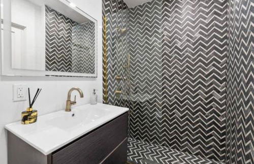 Top Notch 2BR & 2BA Suite Minutes to Central Park - Photo 29