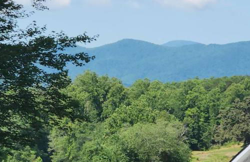 Mountain View Bungalow Near Breweries, Trails, Pool and Waterfalls - Foto 1