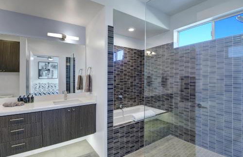 Oranj Door Modern - 4BR Pool, Hot Tub, Large Backyard - Foto 11