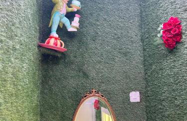 The Alice Apartment - by Coastline Retreats - Balcony Apartment - Alice in Wonderland Themed Secret Room - Luxury Copper Bath in Master Bedroom - Foto 5