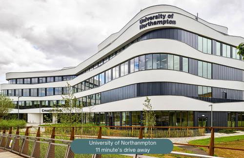 Charming Detached Bungalow - Close to Town Centre - Driveway Parking, Self-Check-In, Fast WiFi and Garden by Yoko Property - Photo 26