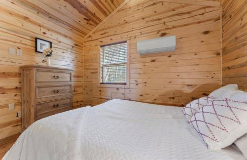 Cabin 1 - Peaceful Cabin Near River with Fire Pit and Hot Tub - Foto 19