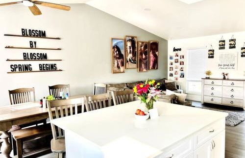 Hot Tub Steam Shower Gym in Charming Family Home! - Photo 18