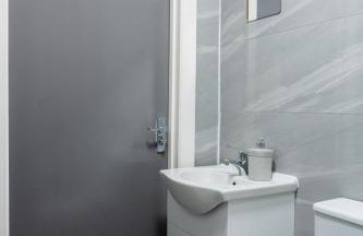 Beautiful Modern Home in London, Free Parking, Family Home, Sleeps 9, Close to Railway Station - Foto 36