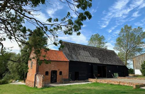 Farmhouse in Suffolk with wild swimming & hot tub - Photo 48