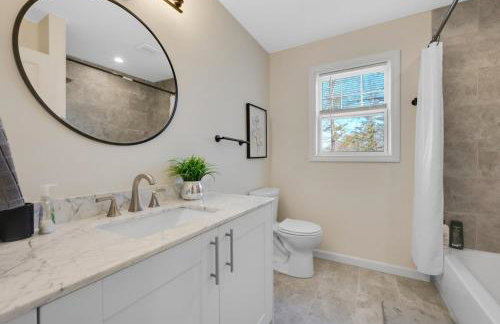 Spacious 5BR Home KING Bed Wi-Fi Parking - Foto 31