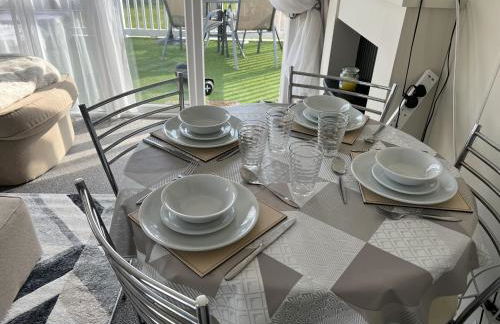 Seaview Caravan 2 Bedroom Sleeps 6 -WiFi -Smart Tv - Foto 5